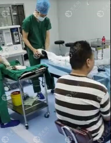 南阳中心医院男生头顶植发档案