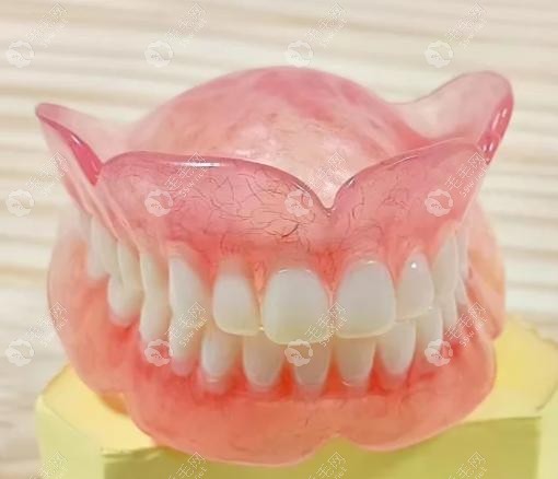 成都极光口腔吸附性义齿价格表:义获嘉BPS半口1.8W/GS全口3W