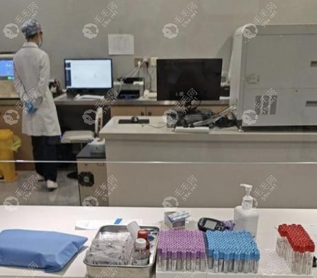 青岛优诺口腔黄征难院长种牙40年经验