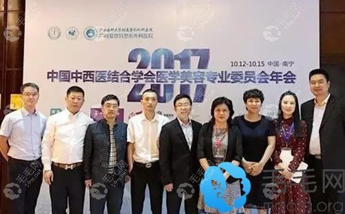 朱世伟主任与参会人员合影