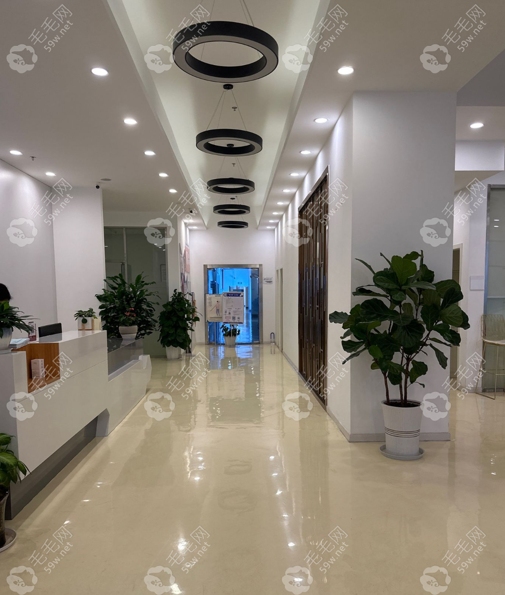 昆明青丝植发过道