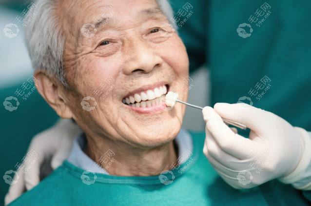 吸附性義齒安裝需要?jiǎng)邮中g(shù)嗎?老年人戴吸附性義齒能否承受