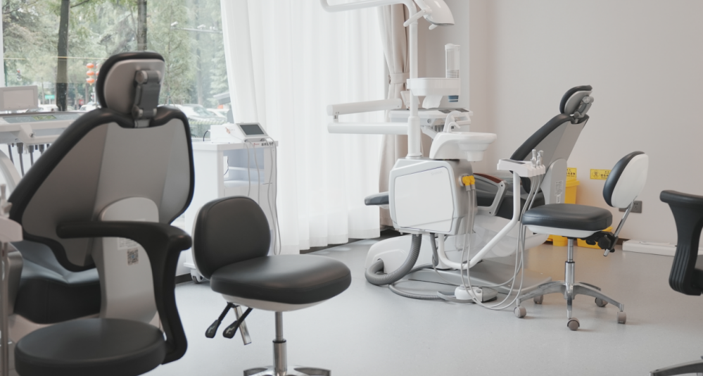 南京弗莱堡口腔医生团队介绍：建邺/玄武店医生共享，濮长斌院长坐诊总院