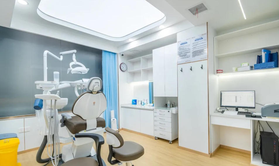 自贡荣州启辰口腔门诊部的医生团队与技术特色