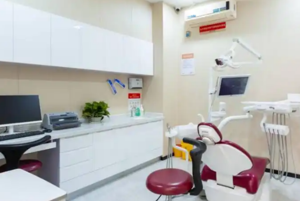 西丽同步口腔医院电话是多少?24小时可拨打0755-12345678，种植牙低至3980元