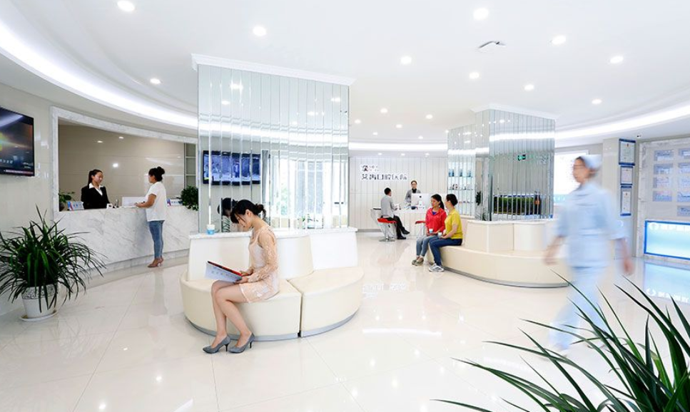 银川艾齿口腔医院种植牙大夫排名及电话公布！邓卫国领衔，单颗2888元起，预约立省500元