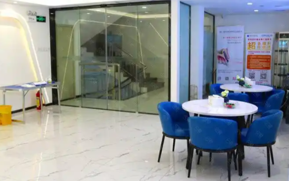 为什么选择深圳丽雅口腔周哲医生做种植牙