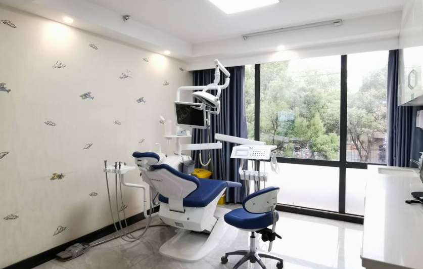 罗强医生在种植牙