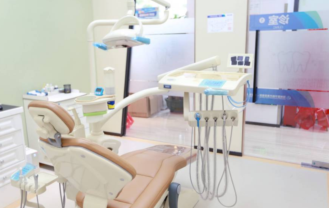 深圳科康穗华口腔的李芬医生在种植牙