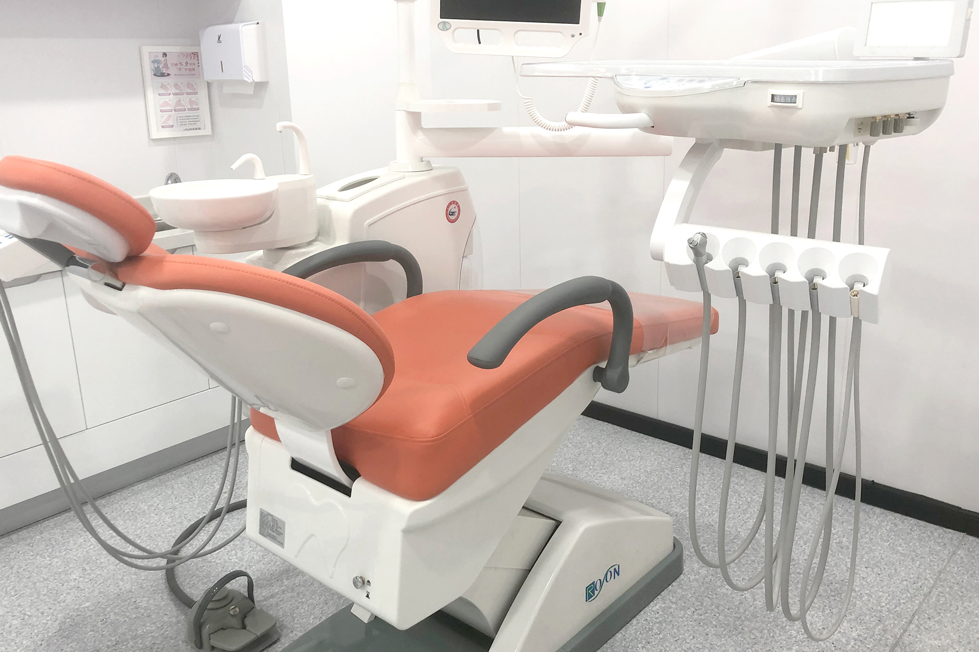 二、深圳乐孚口腔各分院特色项目与价格对比