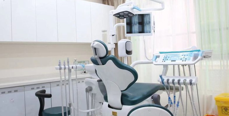 二、梅州万国口腔种植牙与其他机构价格对比