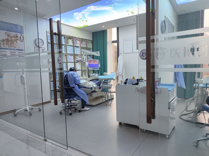 三、绵阳医博口腔牙齿矫正收费分析：传统/隐形矫正价格区间明确