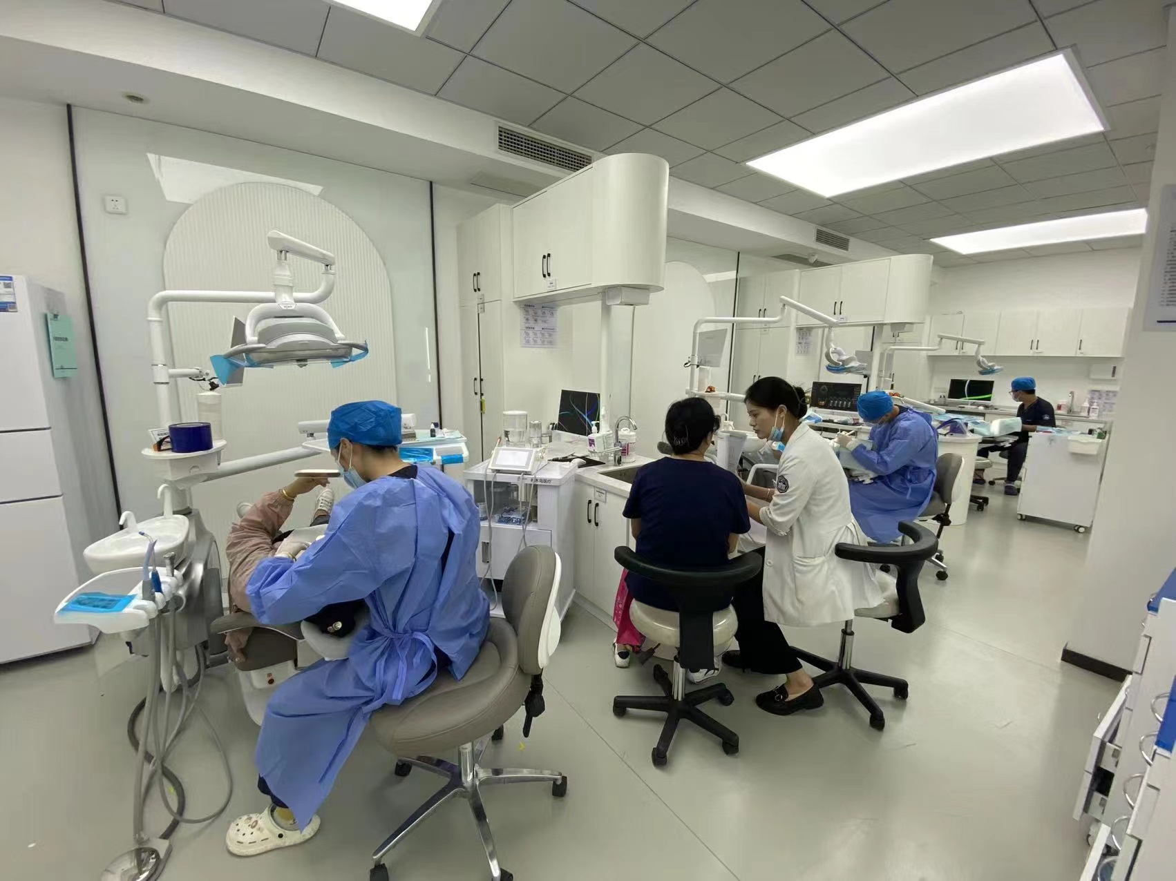 德牙联合口腔医院价格高吗？种牙2980元起，南京3家分院收费透明超省心