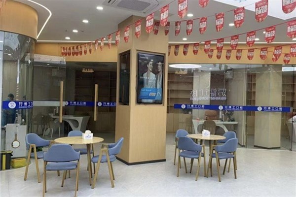 三、玉林牙博士口腔有几个门店？医生团队及设备配置