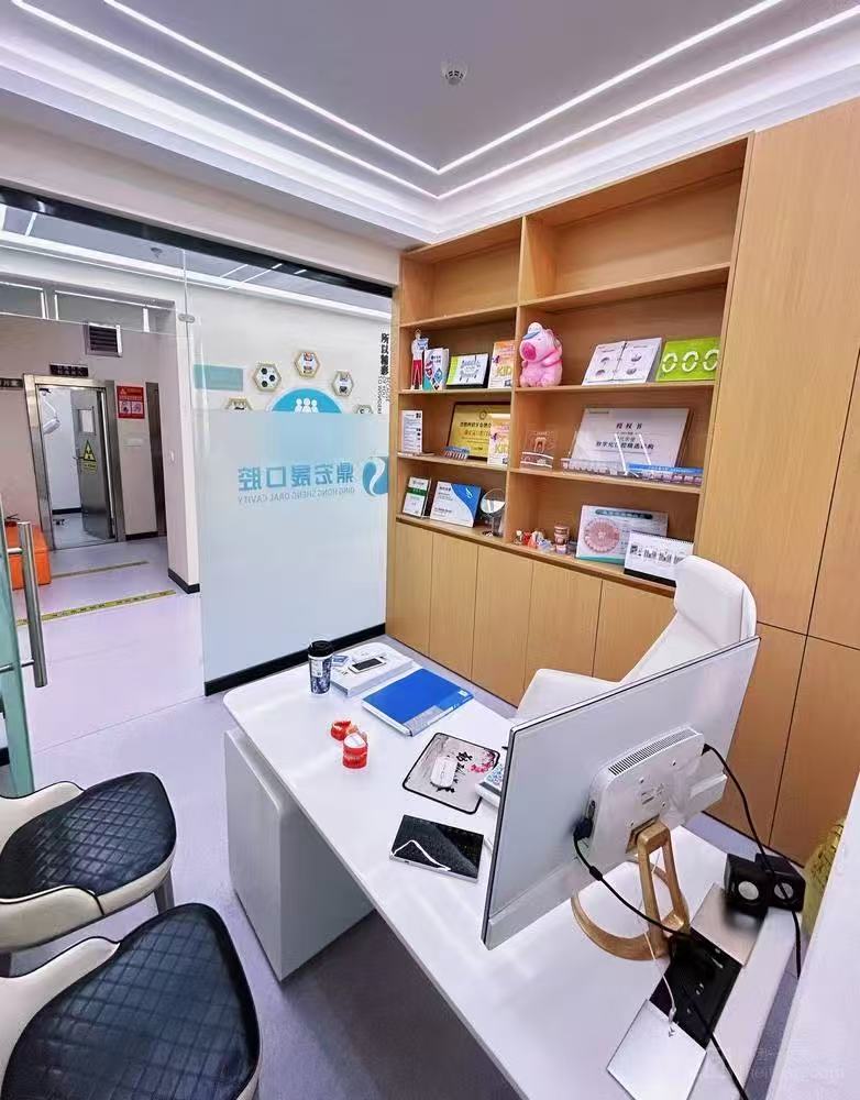 三、内江鼎宏晟口腔门诊部医生团队与技术特色