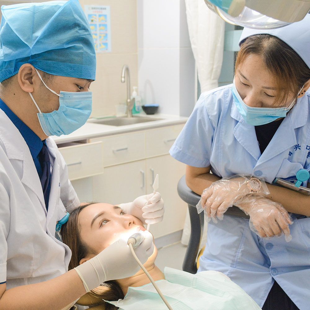 深圳西乡坪洲附近正规牙科医院有哪些？推荐欧雅、诺德、壹方三家持证机构，种植牙价格区间合理