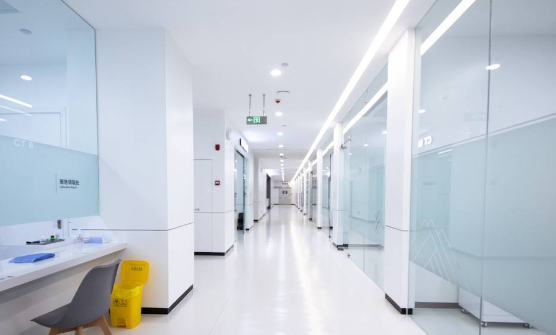 柳州德立口腔医院种植牙收费标准：单颗2580起、半口微创种植牙3万元起、全口数字化种植牙4万元起