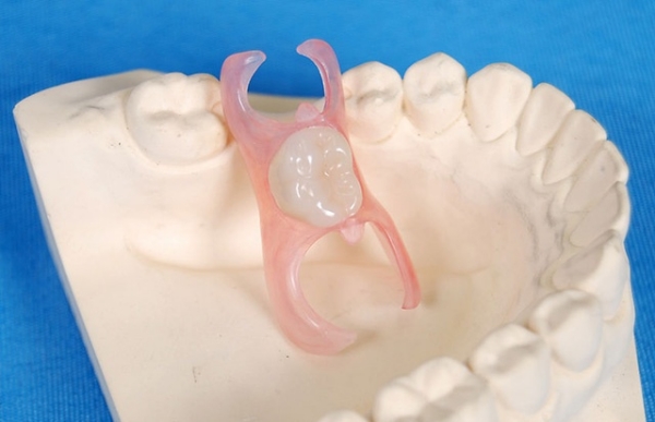 一、百年中牙口腔医院镶牙价格表明细