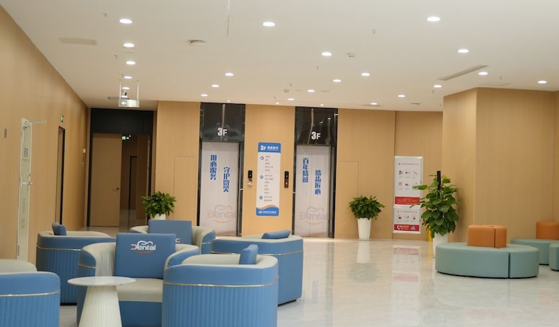 三、济南百年中牙口腔医生亲诊 + 暖心敬老优惠,种牙更省心