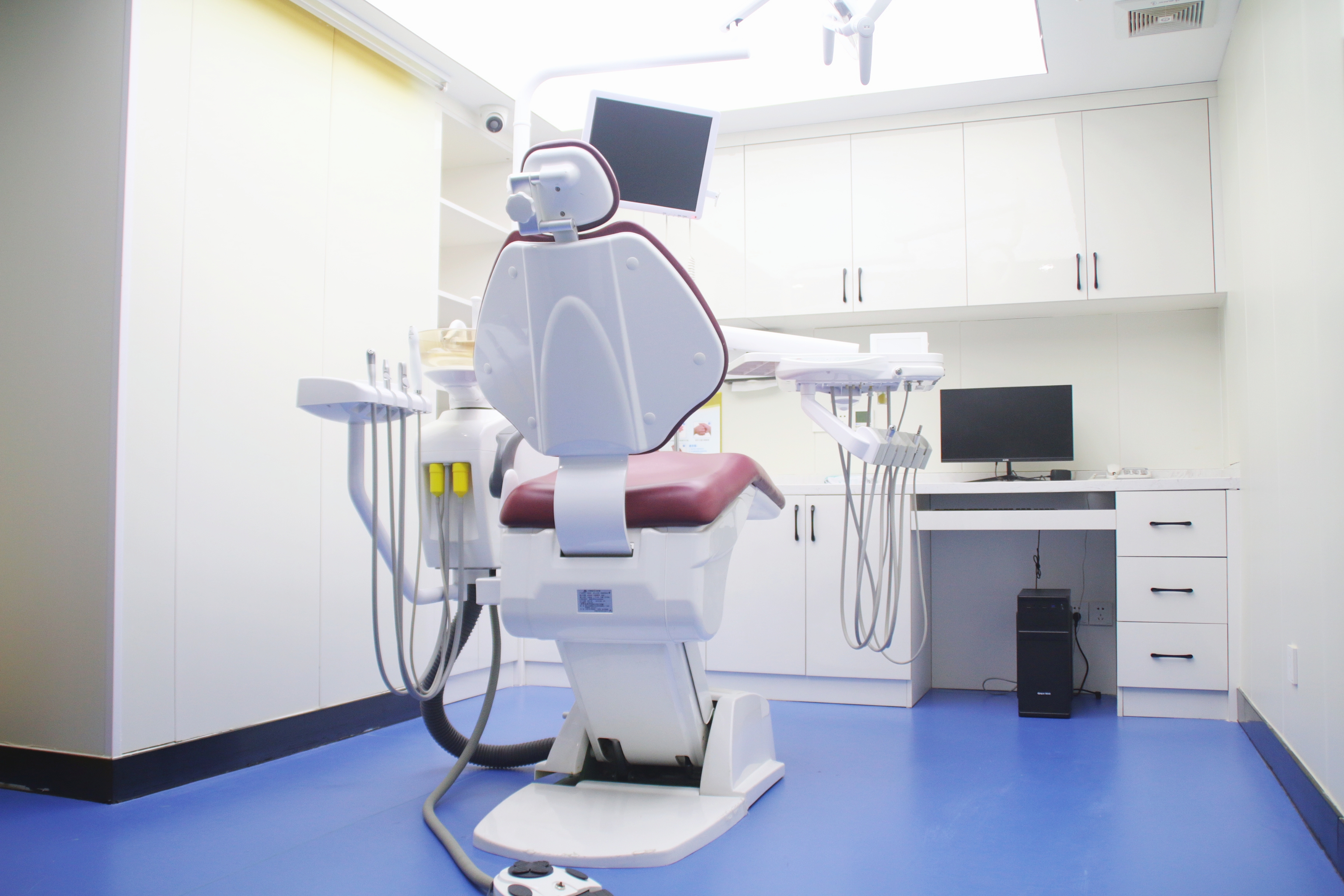 五、东莞塘厦友冠口腔——东莞塘厦牙科医院排名中的种植牙医生