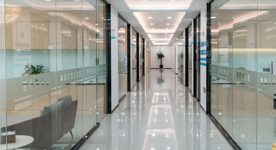 二、雅贝恩口腔档次：定位如何？适配哪些人群，收费与服务是否匹配？