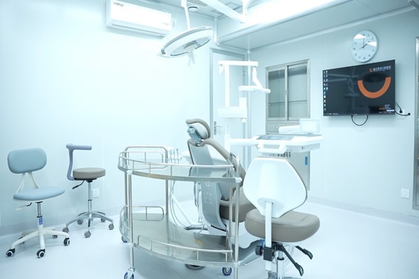 三、德立联合口腔医生团队资质情况