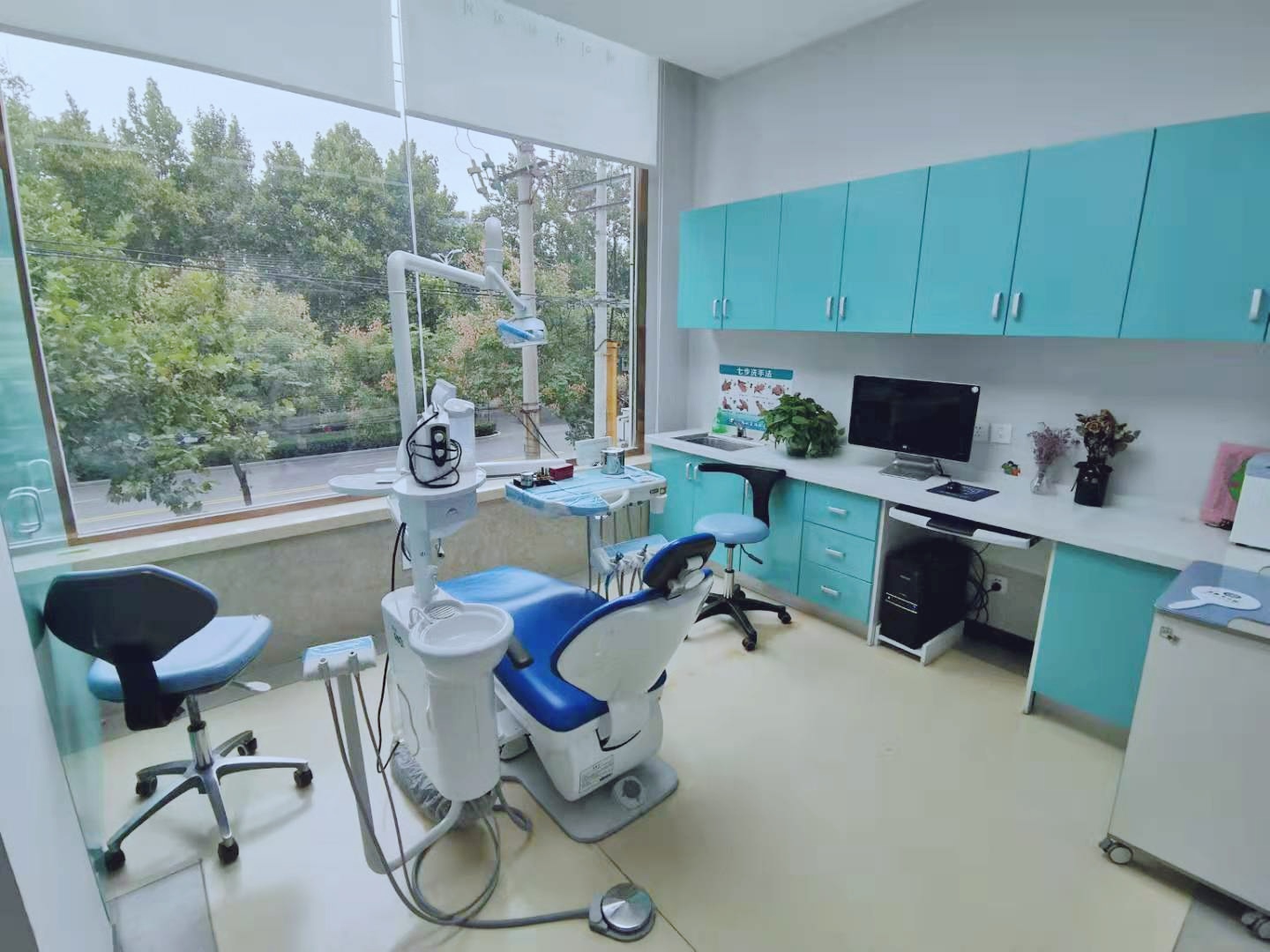 二、 核心力：医师团队与精细技术确保