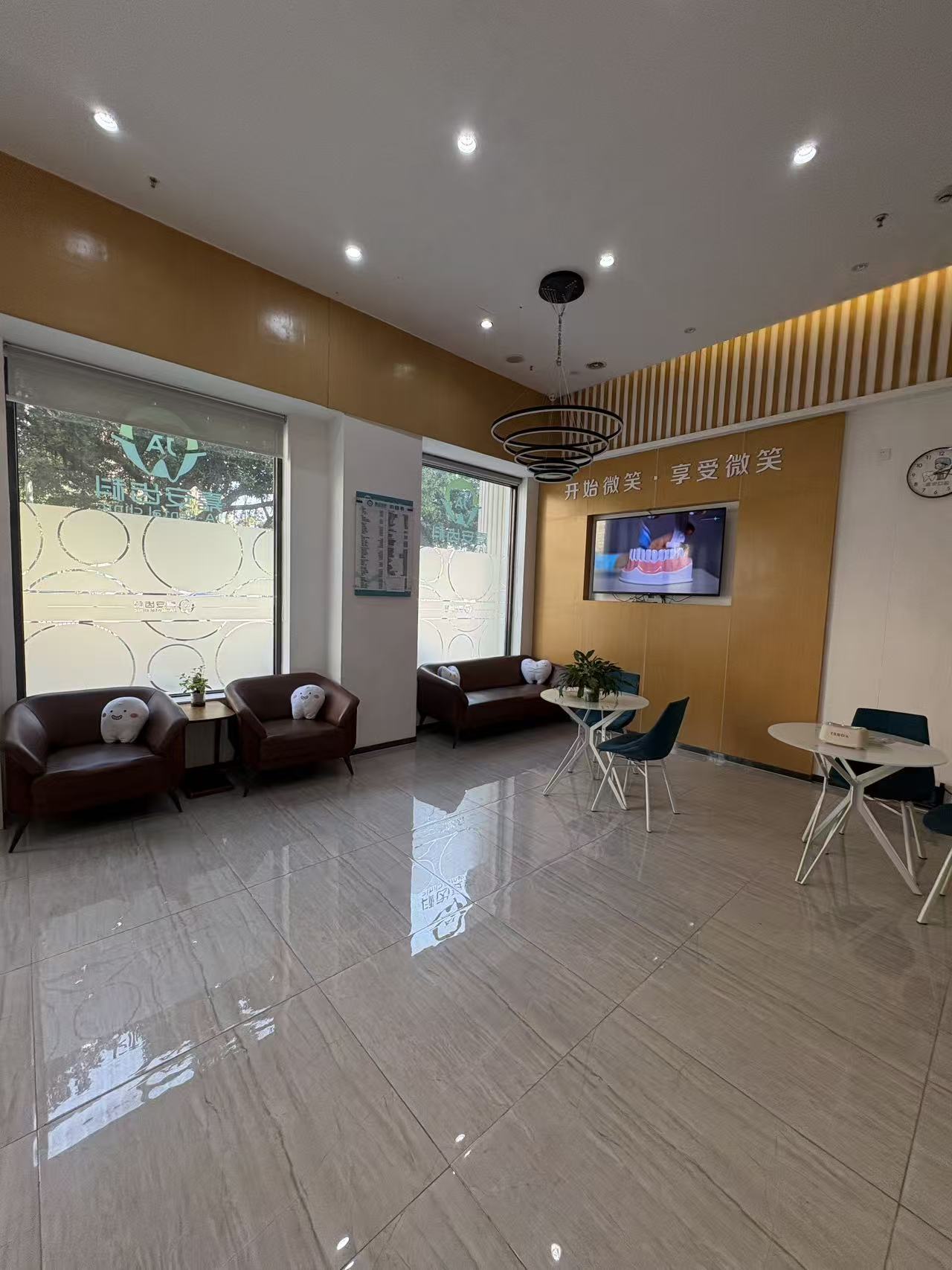 三、牙齿矫正：深圳嘉安口腔价格8800元起重塑自信笑容