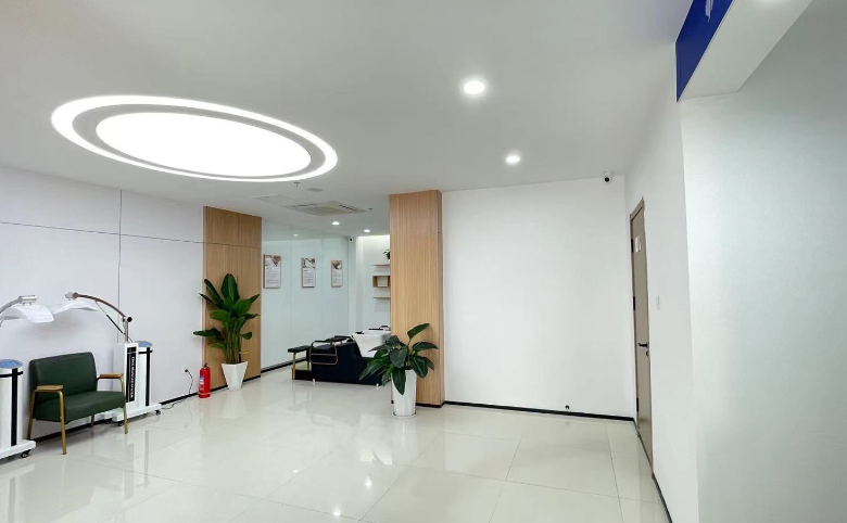 三、建中植发医院医生面诊的真相:拒绝询问师话术,直面手术主刀