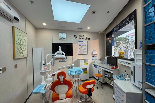 上海乐厷口腔地址在哪？三里桥路237-1号！地铁6号线临沂新村站步行10分钟，公交640/119路直达