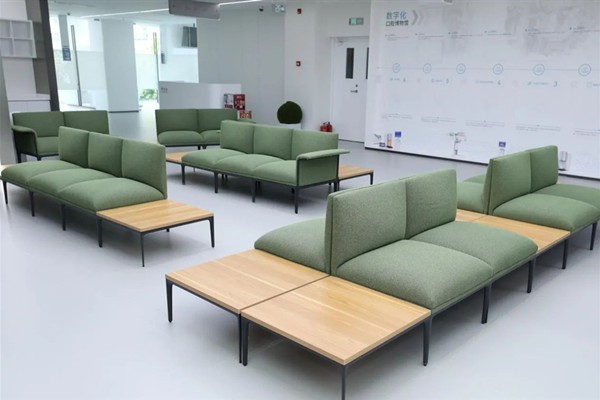 上海众植口腔种牙价格表：国产种植牙980元起、韩国登腾2580元起、瑞士ITI6800元起，集采定点单位