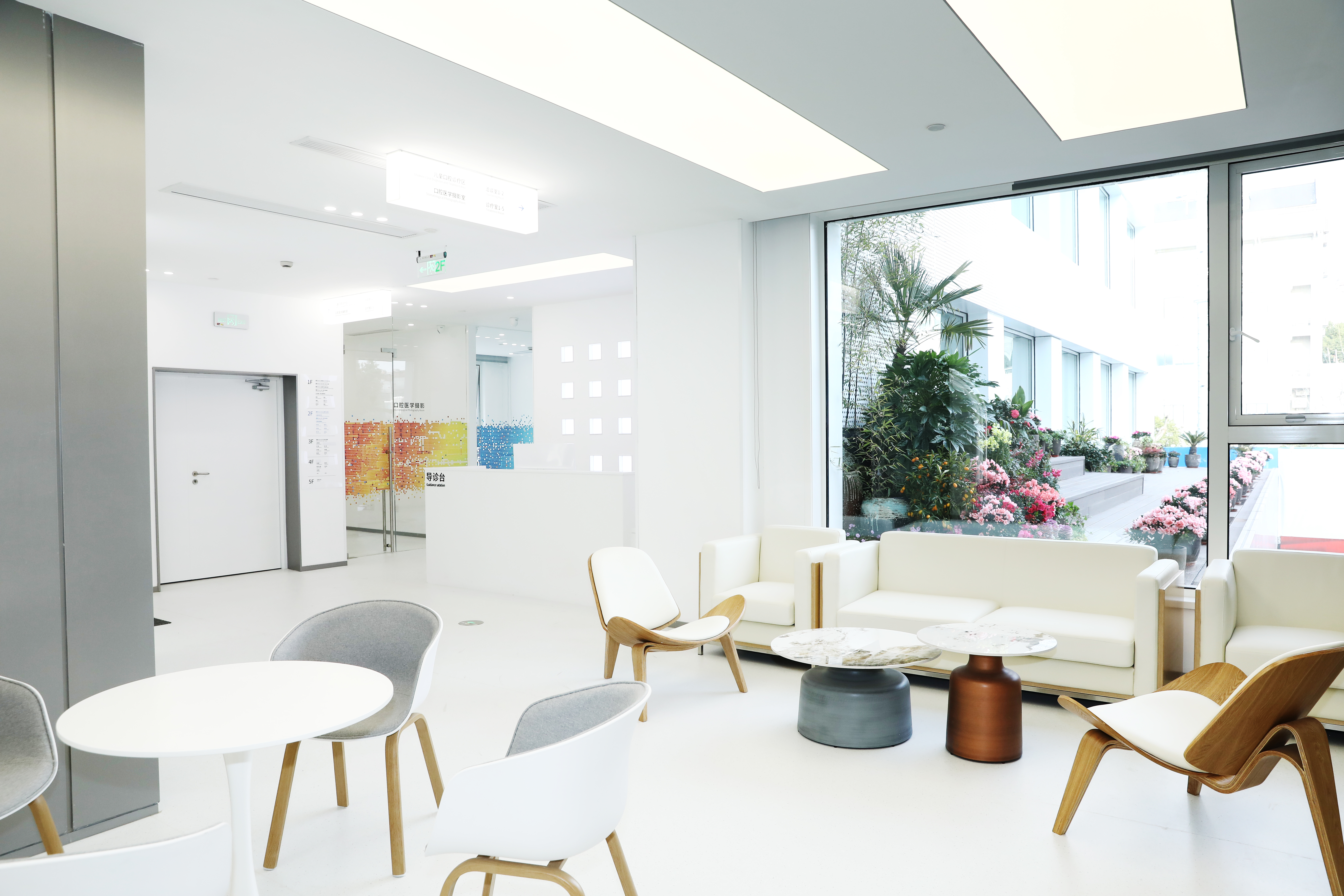上海众植口腔有多少家？2家都在市区：曹杨院地铁11号线直达，西郊院地铁10号线可达，停车还免费