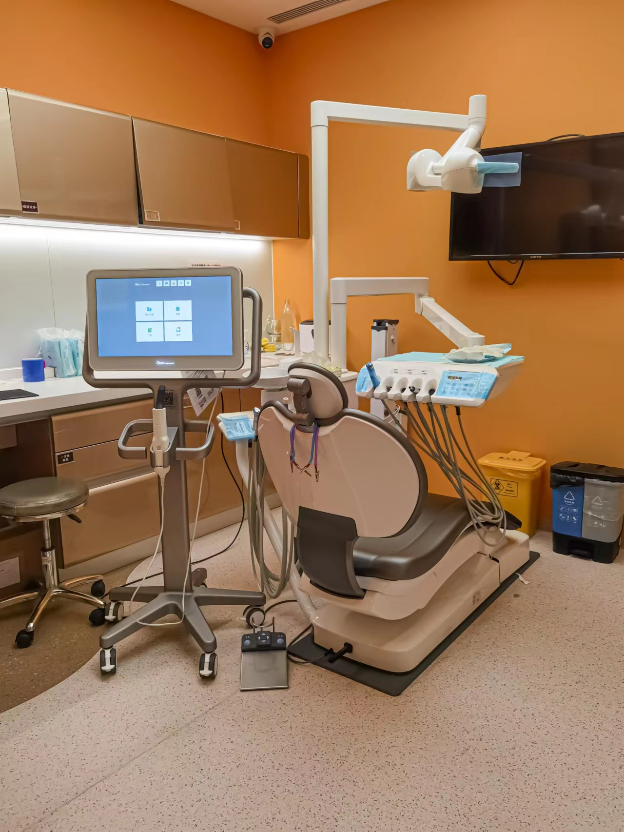 2026年劲松口腔牡丹园店地址怎么走？地铁10号线A口10米直达不绕路！