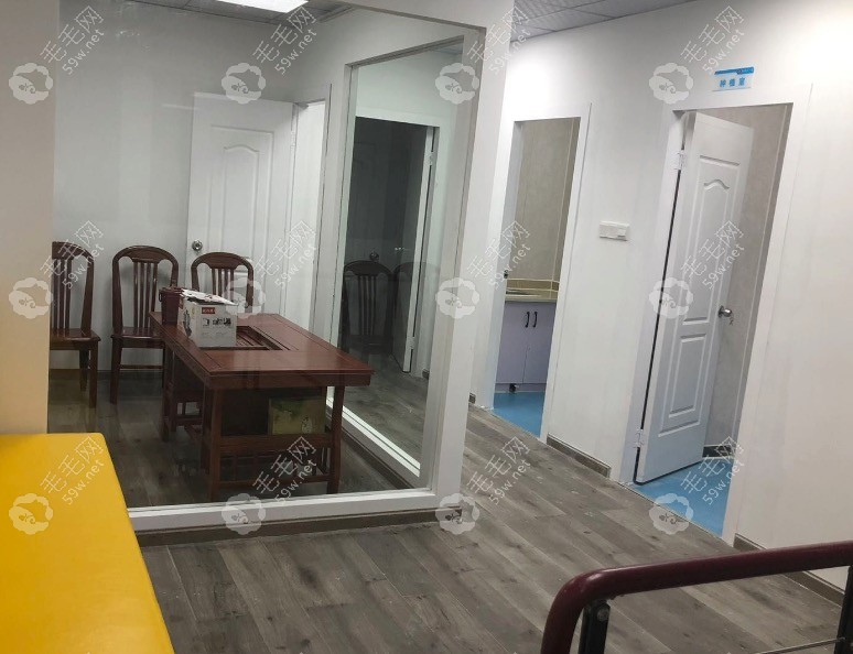 舟山爱雅仕口腔候诊区